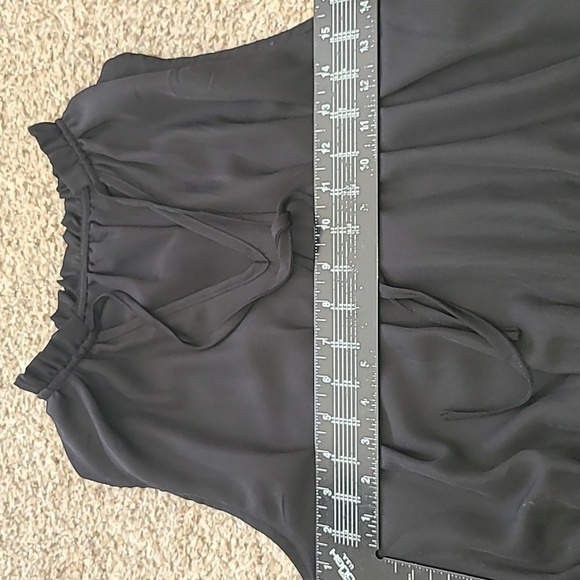 Elegant Black Sleeveless Dress - Picture 5 of 7